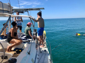Location insolite en voilier, navigation, coucher de soleil, et baignades en mer